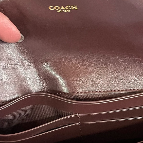 Crocodile-embossed leather - Picture 6 of 12